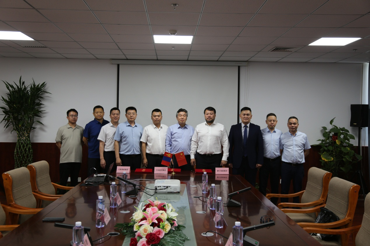 集團公司與蒙古綠源建工集團、新疆北新路橋集團  簽署戰略合作協(xié)議