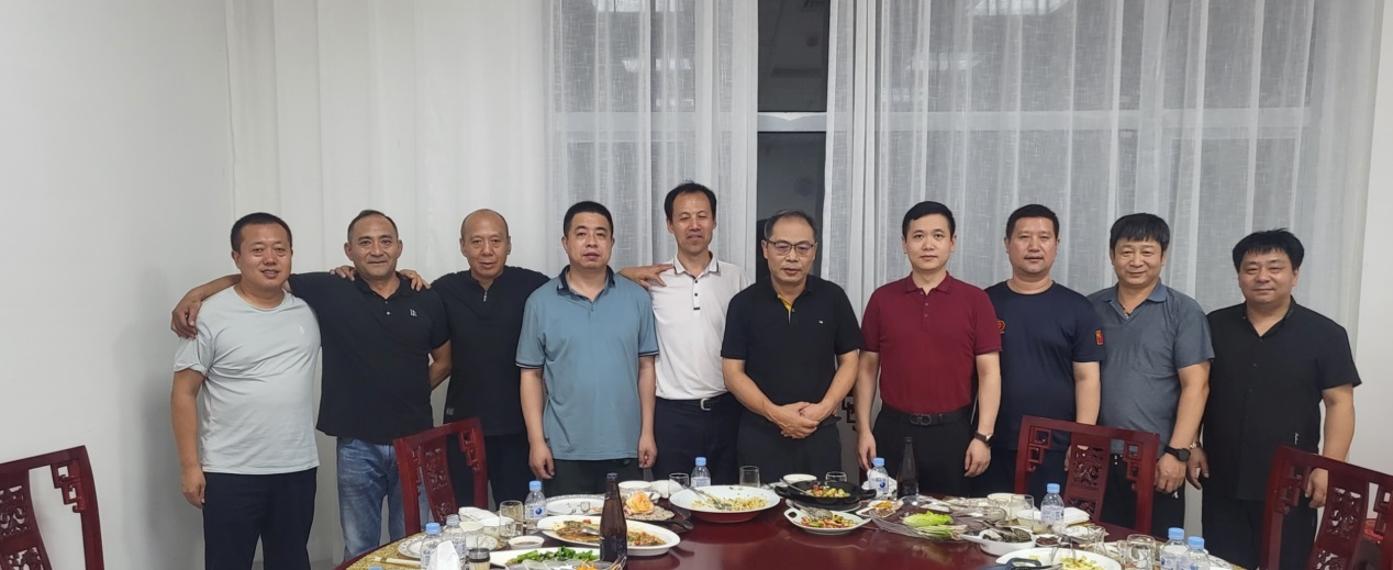 周偉京總經(jīng)理與集團退役軍人共度”八一“
